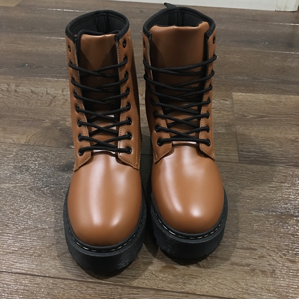 NWOT unilady combat shoes for women size 11 tan